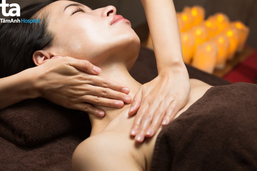 Massage vết sẹo mổ bướu cổ hằng ngày