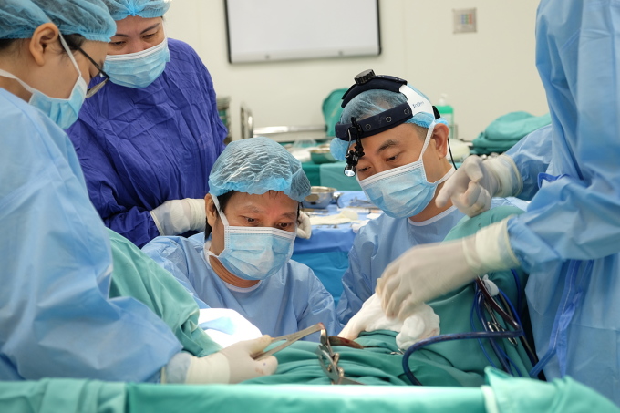 Bác sĩ Minh (bên phải) cùng đồng nghiệp trong ca phẫu thuật nong âm đạo. Ảnh: Nhân vật cung cấp
