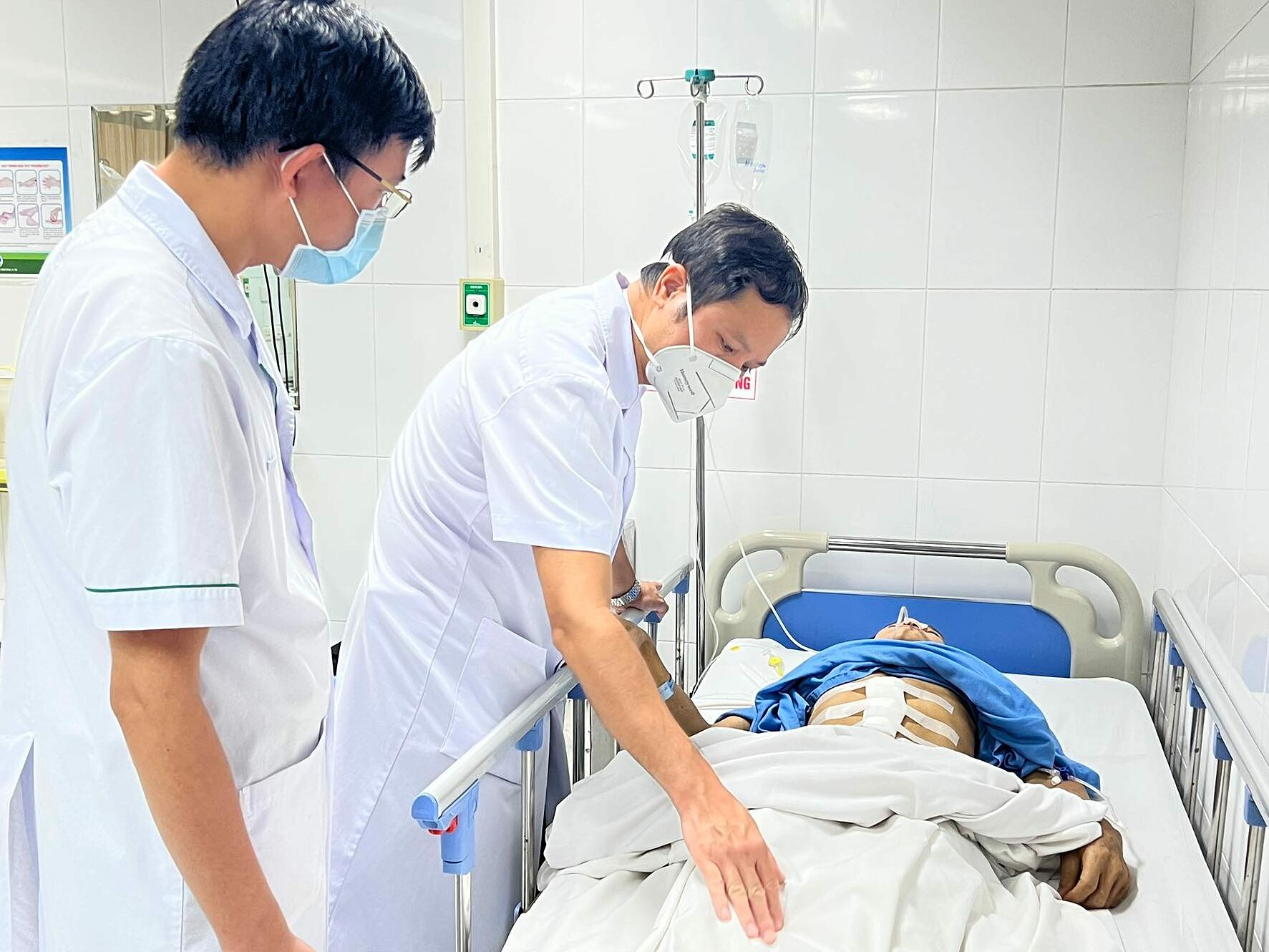 Bác sĩ Hà kiểm tra vết mổ cho một bệnh nhân ung thư dạ dày. Ảnh: Lê Nga