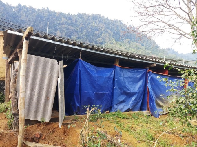 Nhà vệ sinh tạm bợ tại Trường THCS Lóng Luông, xã Lóng Luông, huyện Vân Hồ, tỉnh Sơn La. Ảnh: Quỹ Hy Vọng (Hope).