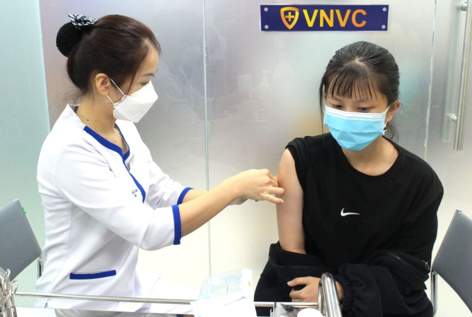 Tiêm ngừa vaccine HPV cho bé gái từ 11 tuổi để bảo vệ con trước nguy cơ nhiễm bệnh do virus HPV. Ảnh: Hoài Thương