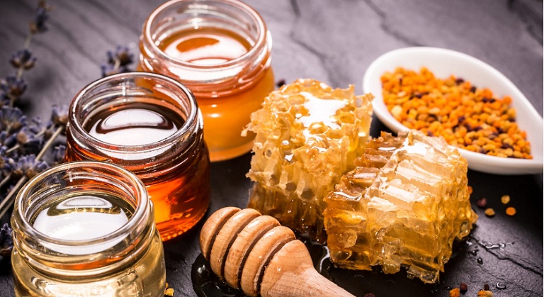 Dùng mật ong nguyên chất chữa bệnh trĩ