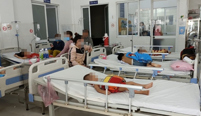 Các em học sinh nghi ngộ độc thực phẩm cấp cứu tại Trung tâm Y tế TP Tây Ninh. Ảnh: BaoTayNinh