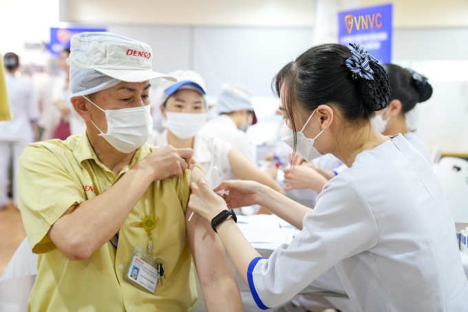 Cán bộ, nhân viên Công ty PV Gas được khám sàng lọc sức khỏe miễn phí trước khi tiêm vaccine phòng cúm. Ảnh: Nguyên An