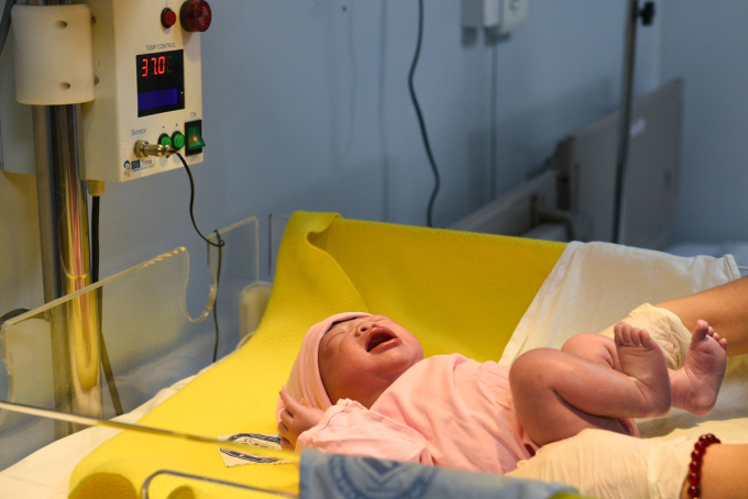 Một em bé chào đời tại Bệnh viện Phụ sản Trung ương. Ảnh: Thanh Huế