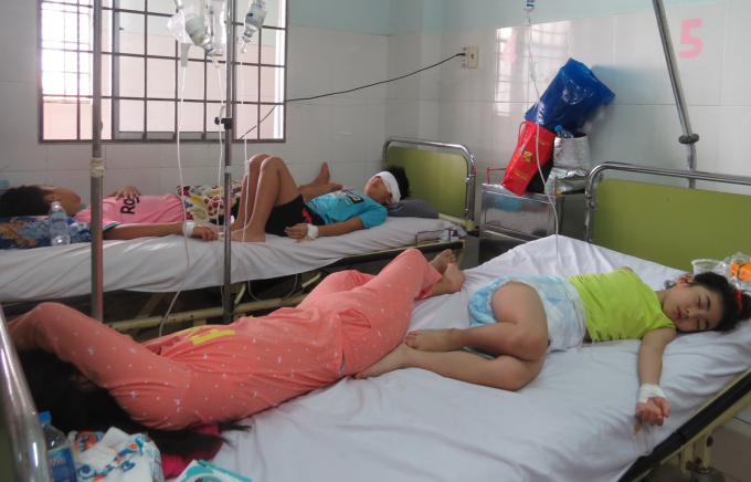 Học sinh trường Ischool Nha Trang bị ngộ độc, điều trị tại Bệnh viện Đa khoa tỉnh Khánh Hòa ngày 18/11. Ảnh: Bùi Toàn