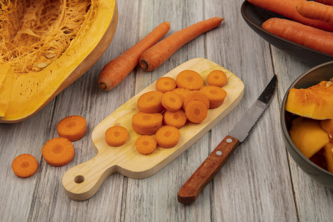 Ăn carrot và bí đỏ góp phần giảm viêm và phục hồi sức khỏe dạ dày. Ảnh: Freepik