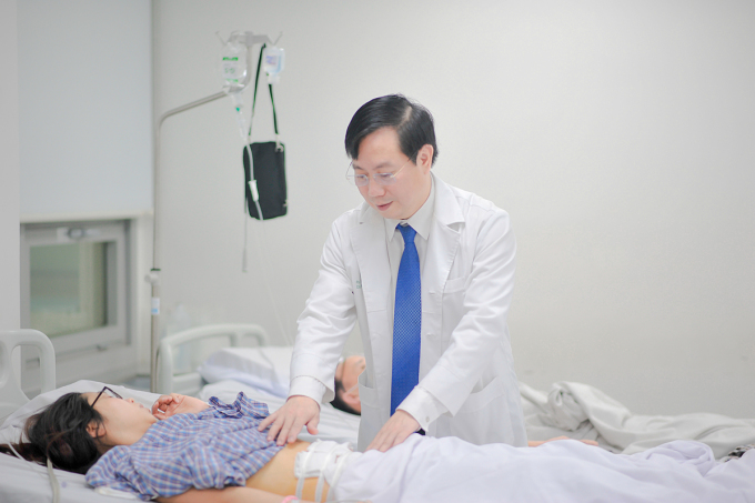 Bác sĩ Tuấn khám cho bệnh nhân sau phẫu thuật thu nhỏ dạ dày, tại Bệnh viện Trung ương Quân đội 108. Ảnh: NVCC