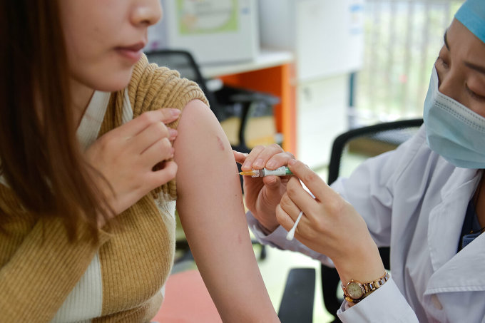Một phụ nữ được tiêm vaccine HPV ngừa ung thư cổ tử cung ở Thượng Hải. Ảnh:AP