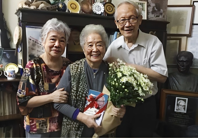 Bác sĩ Đặng Hanh Đệ và vợ (ngoài cùng bên trái) chụp ảnh cùng bà Hồ (ở giữa) hồi tháng 10/2022. Ảnh: Nhân vật cung cấp