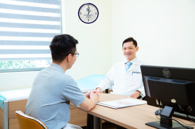 Bác sĩ Tân Cương tư vấn cho người bệnh trước khi tiến hành điều trị. Ảnh: BVĐK Tâm Anh