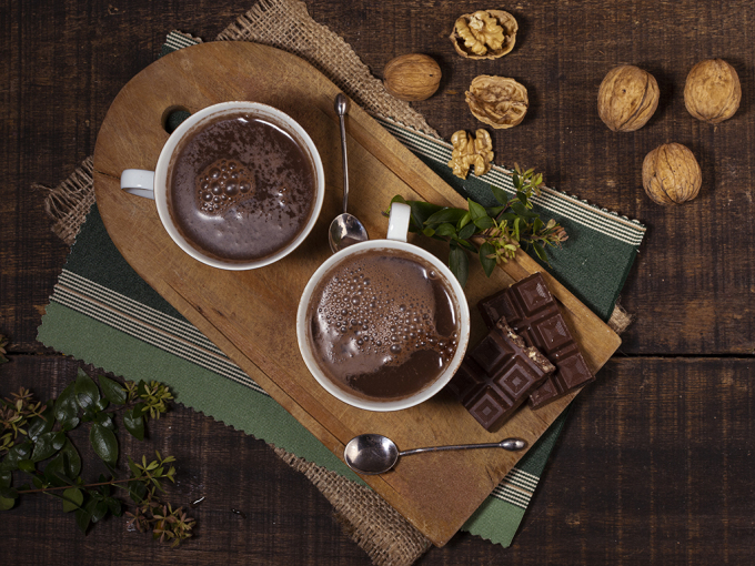 Một cốc cacao nóng có thể chứa hơn 43g đường. Ảnh: Freepik