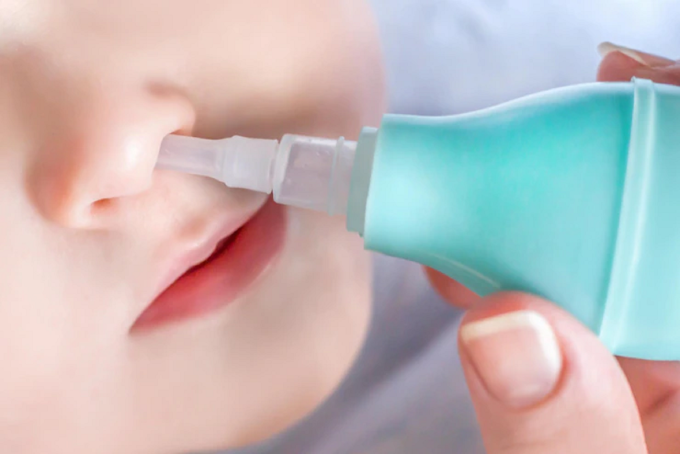 Rửa mũi là cách nhanh nhất làm giảm nghẹt mũi cho trẻ Ảnh: Freepik