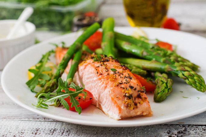 Cá hồi chứa omega-3 là nguồn thực phẩm tốt cho người tiểu đường type 2. Ảnh: Freepik.
