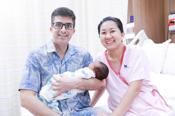 Gia đình Mỹ - Việt hạnh phúc chào đón con trai tại BVĐK Tâm Anh TP HCM. Ảnh: Tuệ Diễm