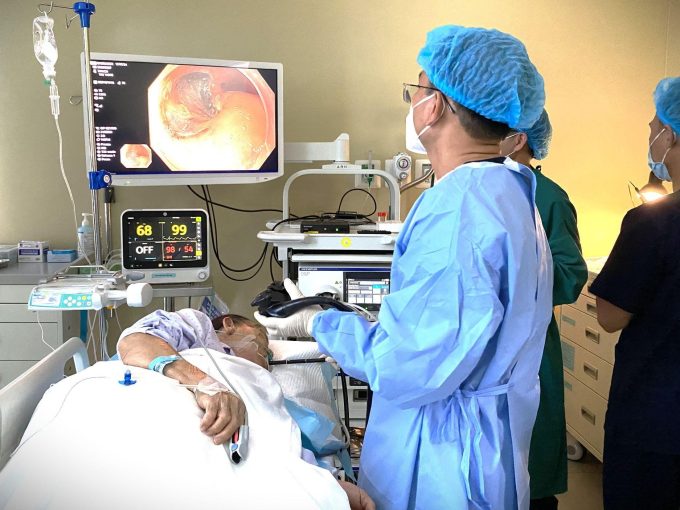 Bác sĩ Tùng (đứng giữa) đang thực hiện nội soi dạ dày cho người bệnh. Ảnh: Bệnh viện cung cấp