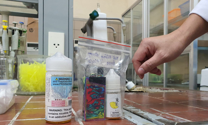 Một mẫu thuốc lá điện tử pha trộn ma túy được xét nghiệm tại Bệnh viện Bạch Mai. Ảnh:Lê Huyền