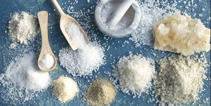 Chế độ ăn ít muối đóng vai trò quan trọng trong việc kiểm soát bệnh thận mạn. Ảnh: countryliving
