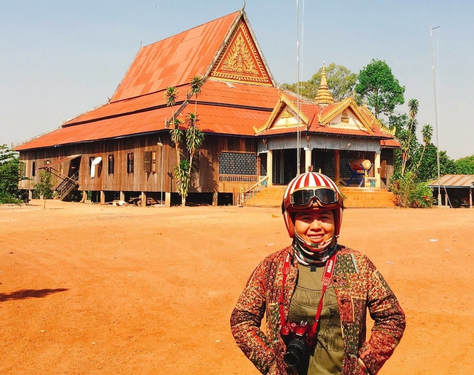 Chị Phương Loan trong chuyến du lịch bằng xe máy đến Campuchia. Ảnh:NVCC
