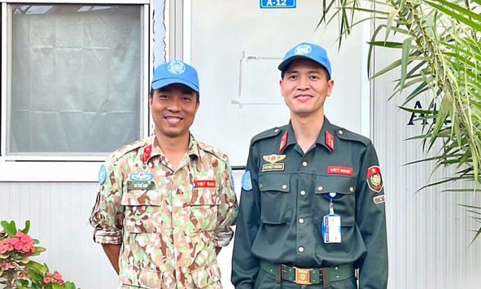 Thiếu tá Vũ Thế Anh (trái) khi thực hiện nhiệm vụ gìn giữ hòa bình tại Nam Sudan. Ảnh: NVCC