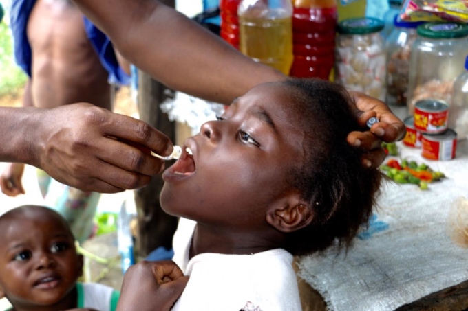 Trẻ em tại Nigeria được uống vaccine phòng bệnh tả. Ảnh: WHO