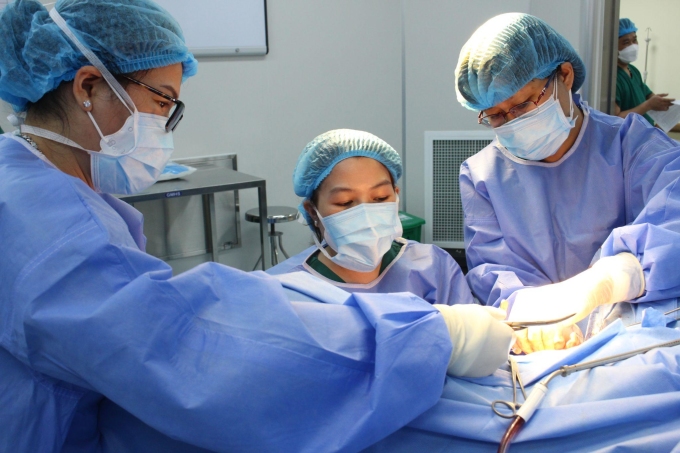 Bác sĩ Thanh Tâm (giữa) phẫu thuật tái tạo môi âm hộ cho người bệnh. Ảnh: BVCC.