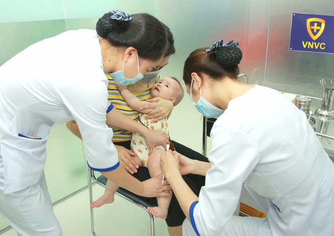 Trẻ em cần được tiêm vaccine sởi đơn từ 9 tháng tuổi để có kháng thể phòng bệnh sớm. Ảnh: Cẩm Hường