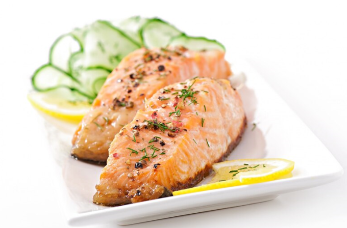 Cá hồi và các loại cá béo khác chứa hàm lượng cao vitamin D và axit béo omega-3, cả hai đều được nghiên cứu chứng minh là giúp ngủ ngon hơn. Theo một nghiên cứu đăng trên Tạp chí Y học về Giấc ngủ Lâm sàng, những người ăn cá hồi ba lần một tuần có thể chìm vào giấc ngủ nhanh hơn và hoạt động hàng ngày tốt hơn so với những người không ăn.