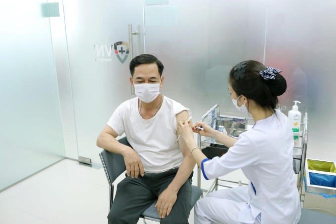 Tiêm phòng cúm giúp giảm nguy cơ biến chứng cho người bệnh viêm khớp. Ảnh: Cẩm Hường