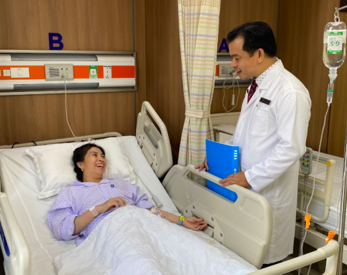 Người bệnh vui vẻ trao đổi cùng bác sĩ trước khi xuất viện. Ảnh: BVĐK Tâm Anh