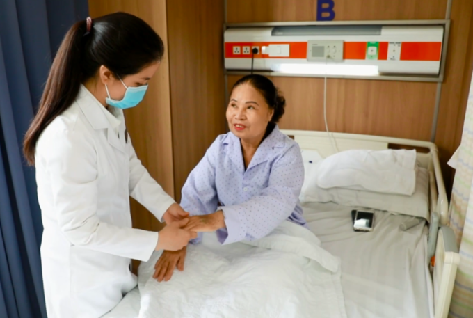 Bác sĩ Thúy Vân kiểm tra tình trạng sức khỏe của người bệnh nội trú. Ảnh: BVĐK Tâm Anh