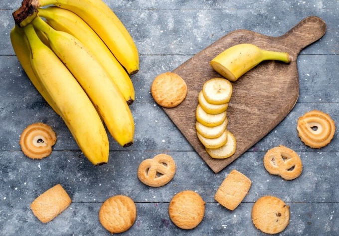 Chuối: Chuối có chứa tryptophan, giúp não tạo ra serotonin. Loại quả này còn là nguồn magie làm giảm mức độ của hormone căng thẳng cortisol trong cơ thể, mang đến một giấc ngủ ngon. Ăn một quả chuối với sữa chua ít chất béo có thể giúp bạn ít trằn trọc khi lên giường.