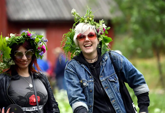 Người dân đeo vòng hoa chào mừng ngày hạ chí tại Helsinki, Phần Lan. Ảnh: Reuters