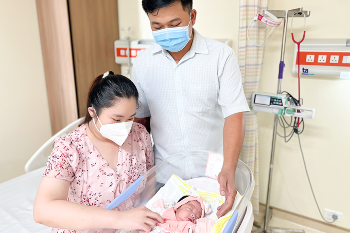 Chào đời sớm con chị Minh nặng 860 g gần, được nuôi dưỡng 3 tháng trong bệnh viện. Ảnh: Quỳnh Châu