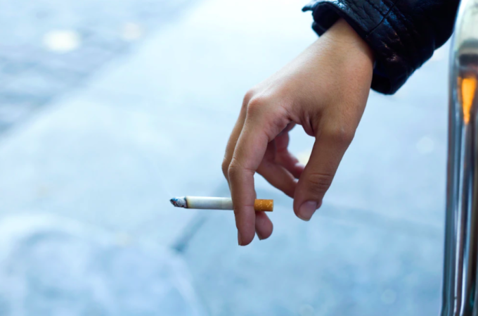 Hút thuốc lá là một trong những nguyên nhân thường gặp có thể gây suy giảm testosterone ở nam giới. Ảnh: Freepik