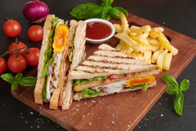 Người tiểu đường chỉ nên ăn 15-30 g carb mỗi bữa ăn nhẹ hoặc ít hơn. Ảnh: Freepik