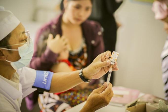 Cần tiêm đủ vaccine để phòng tránh bùng phát dịch sởi. Ảnh: Unicef Việt Nam