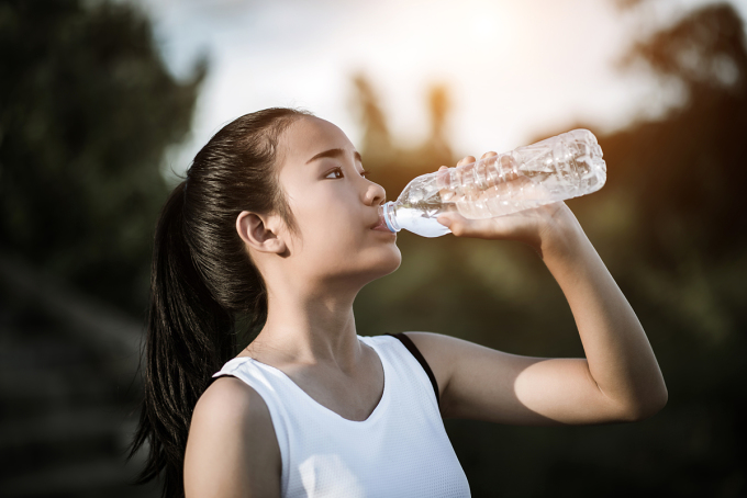 Nghiên cứu cho thấy người không uống đủ nước có thể tăng 20% nguy cơ tử vong sớm. Ảnh: Freepik