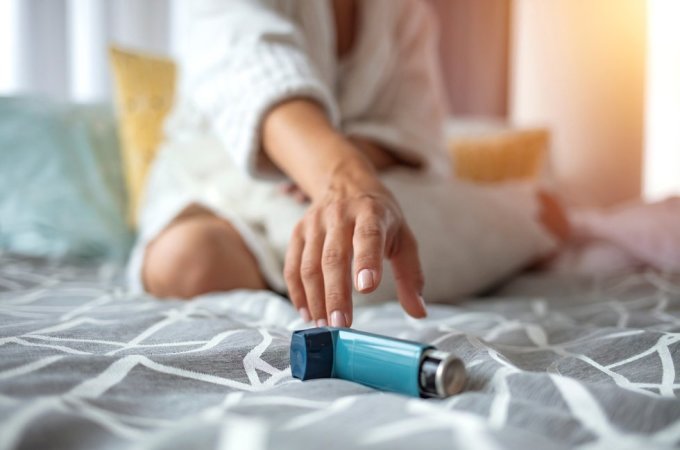 Mùa lạnh, người có tiền sử hen suyễn dễ nhận thấy các triệu chứng sẽ nặng hơn. Nguồn: Healthshots