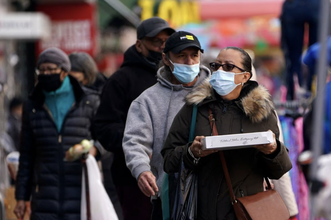Người dân đeo khẩu trang khi đi lại tại thành phố New York, Mỹ, tháng 2/2022. Ảnh: Reuters