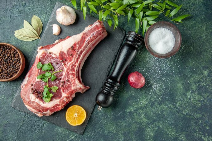Muối kosher ít natri, được dùng phổ biết trong các món ăn kèm. Ảnh: Freepik