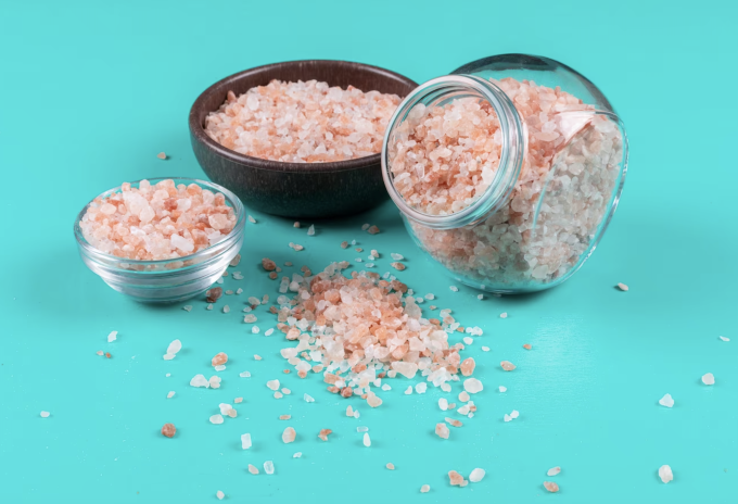 Muối hồng Himalaya có ít natri và lượng iốt không đáng kể. Ảnh: Freepik
