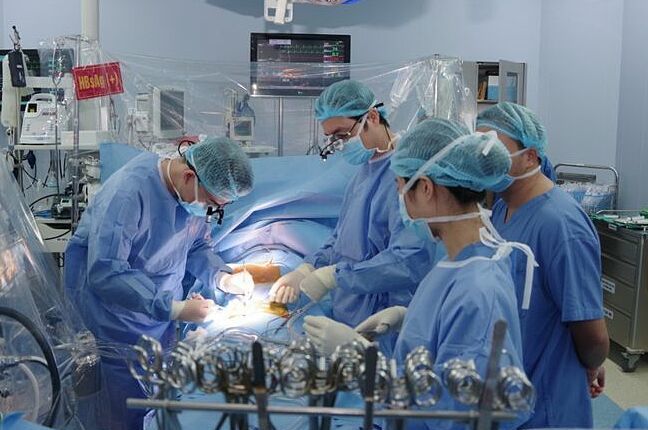 Một ca phẫu thuật tim mạch tại Bệnh viện 108. Ảnh:Bệnh viện cung cấp