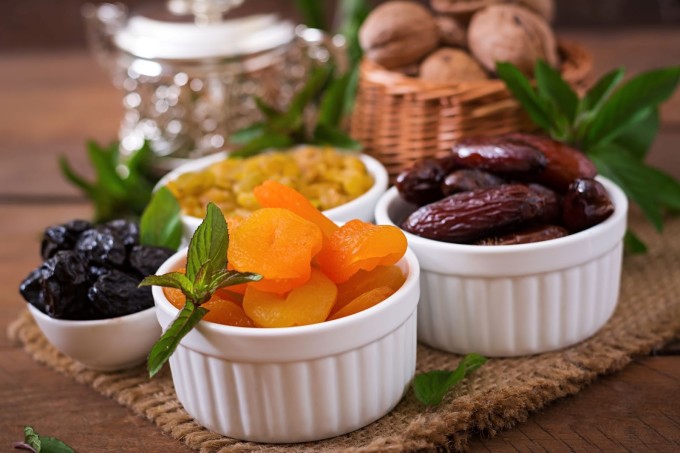 Trong các loại quả sấy khô thường chứa lượng lớn kali, nguy cơ gây hiện tượng tăng kali trong máu. Ảnh: Freepik