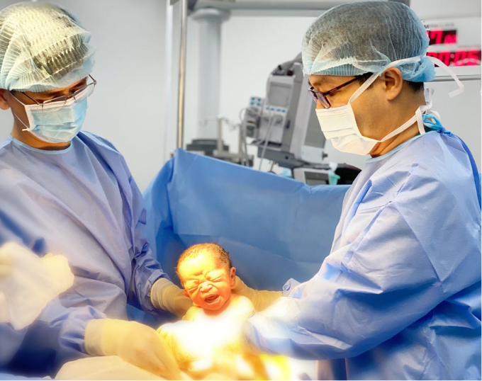 Bác sĩ Lê Thanh Hùng trong một ca sinh mổ tại BVĐK Tâm Anh TP HCM. Ảnh: Tuệ Diễm.