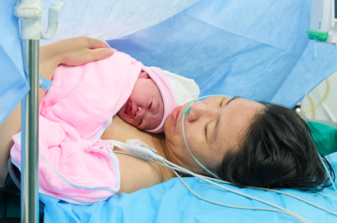 Hai mẹ con chị Trinh lần đầu chạm mặt vào ngày 31/12/2022. Ảnh: Hữu Dung.