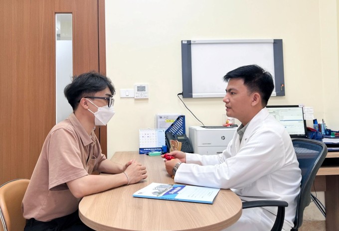 Bác sĩ Xuân Long đang khám và tư vấn cho người bệnh tại phòng khám Nam học. Ảnh: Bệnh viện Đa khoa Tâm Anh