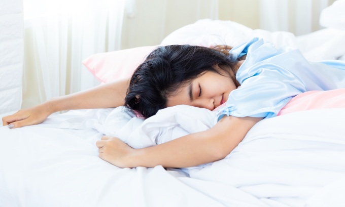 Nằm sấp có thể làm trầm trọng thêm chứng ngưng thở khi ngủ. Ảnh: Freepik