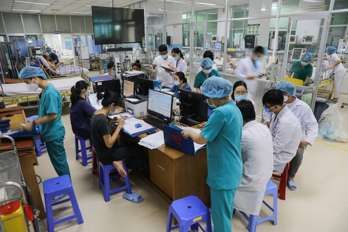 Nhân viên y tế làm việc tại Bệnh Nhiệt đới TP HCM, tháng 6/2022. Ảnh: Quỳnh Trần