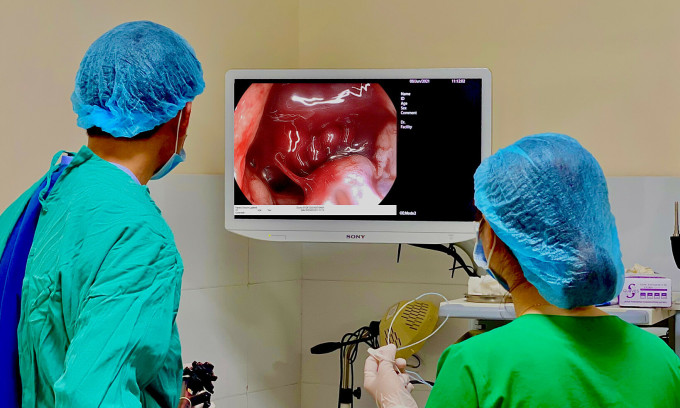 Bác sĩ Nguyễn Hồng Quân, Phó trưởng Khoa Nội nhi đang can thiệp nội soi cho bệnh nhân. Ảnh: Bệnh viện cung cấp